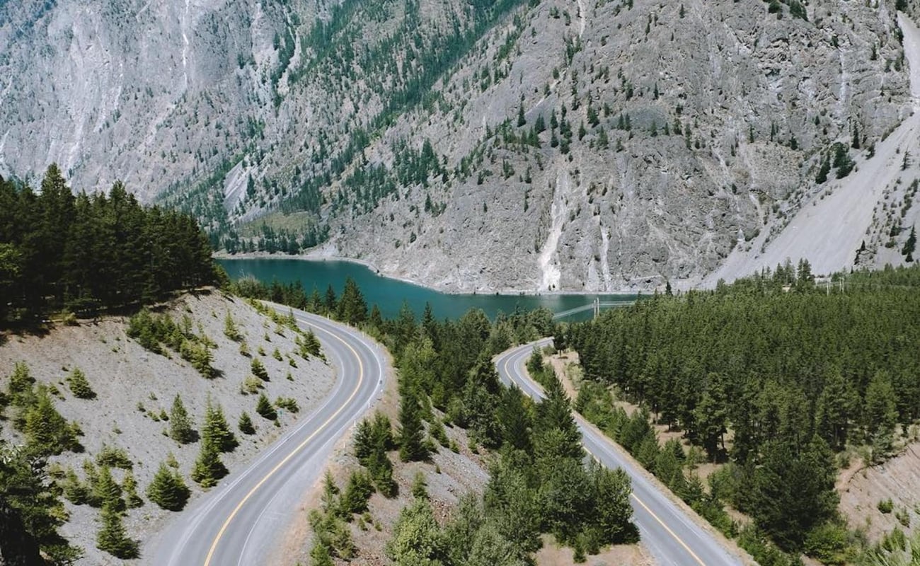 vista aérea de una carretera junto a un río en Lillooet