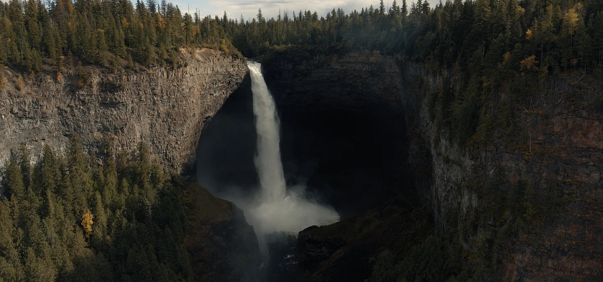 Una cascada en el Wells Gray Provincial Park en BC