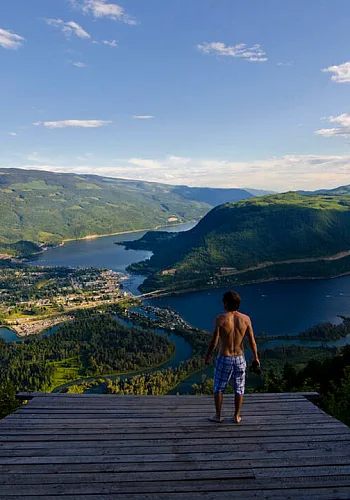 Eine Person genießt die atemberaubende Aussicht vom Sicamous Lookout, einem Startplatz für Drachenflieger