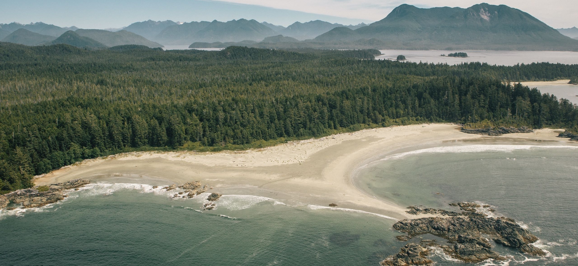 Luftaufnahme von Meer, Küste, Strand und Wäldern im Clayoquot Sound