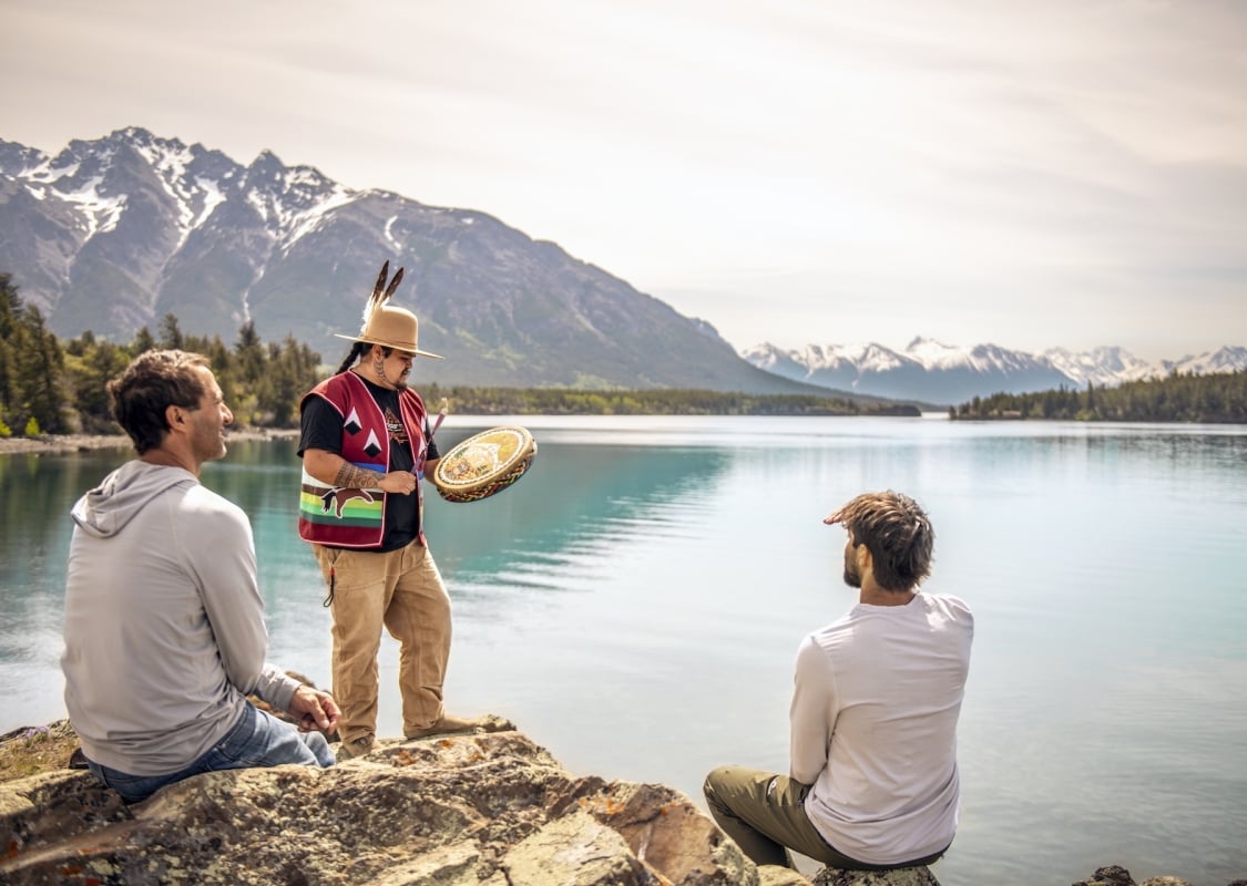Un guía indígena interpreta una canción para los visitantes en el campamento Nu Chugh Beniz en el Parque Ts'il?os, junto al lago Chilko, BC.