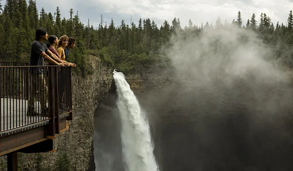 Un grupo de amigos disfruta de la vista de las cataratas Helmcken, la cuarta cascada más alta de Canadá, desde la plataforma de observación en el Parque Provincial Wells Gray, a pocos pasos del estacionamiento.