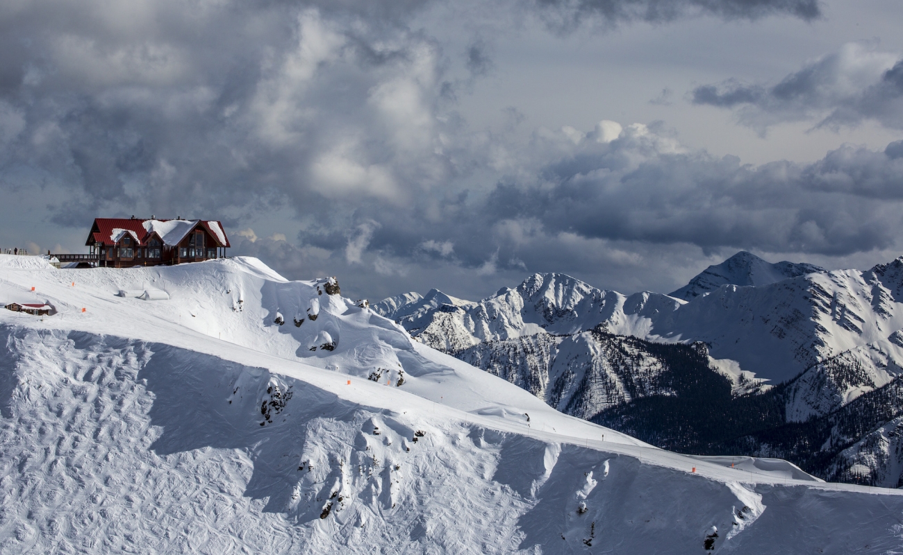 Blick auf eine verschneite Bergkette