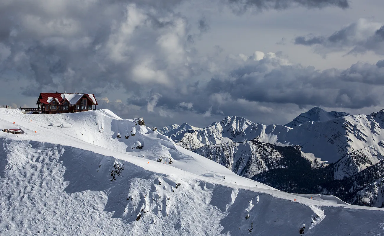 Blick auf eine verschneite Bergkette