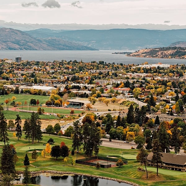 La vista desde Dilworth Mountain Park con vistas a Kelowna