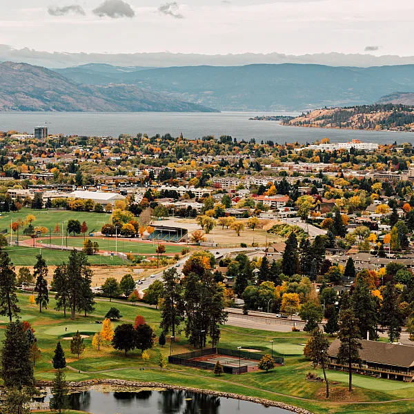La vista desde Dilworth Mountain Park con vistas a Kelowna