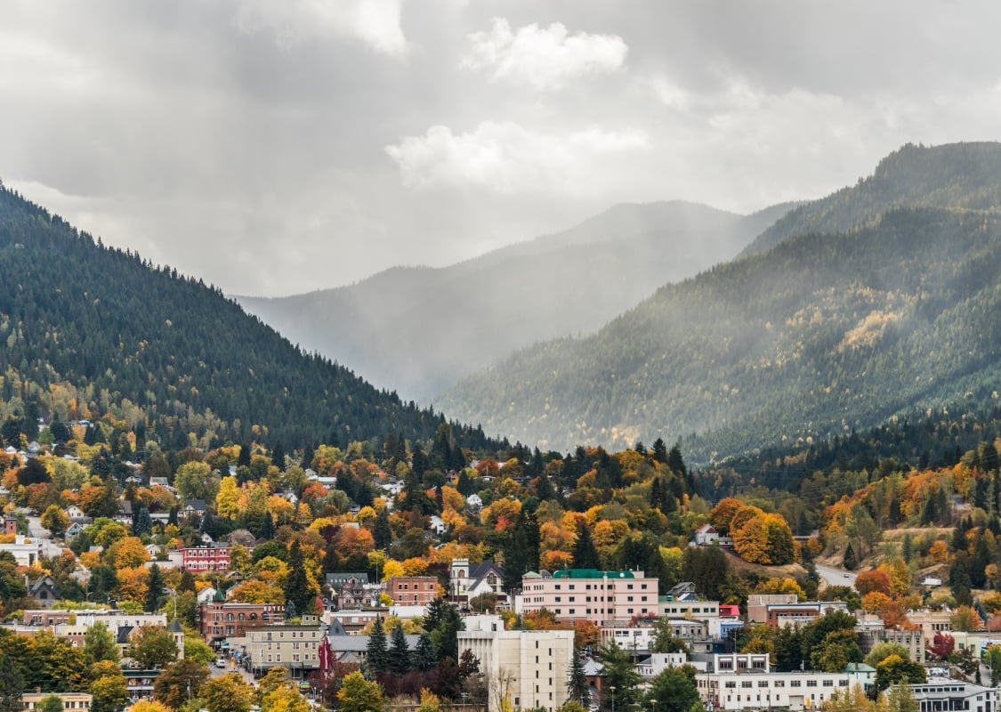 Una vista de Nelson, Columbia Británica en otoño