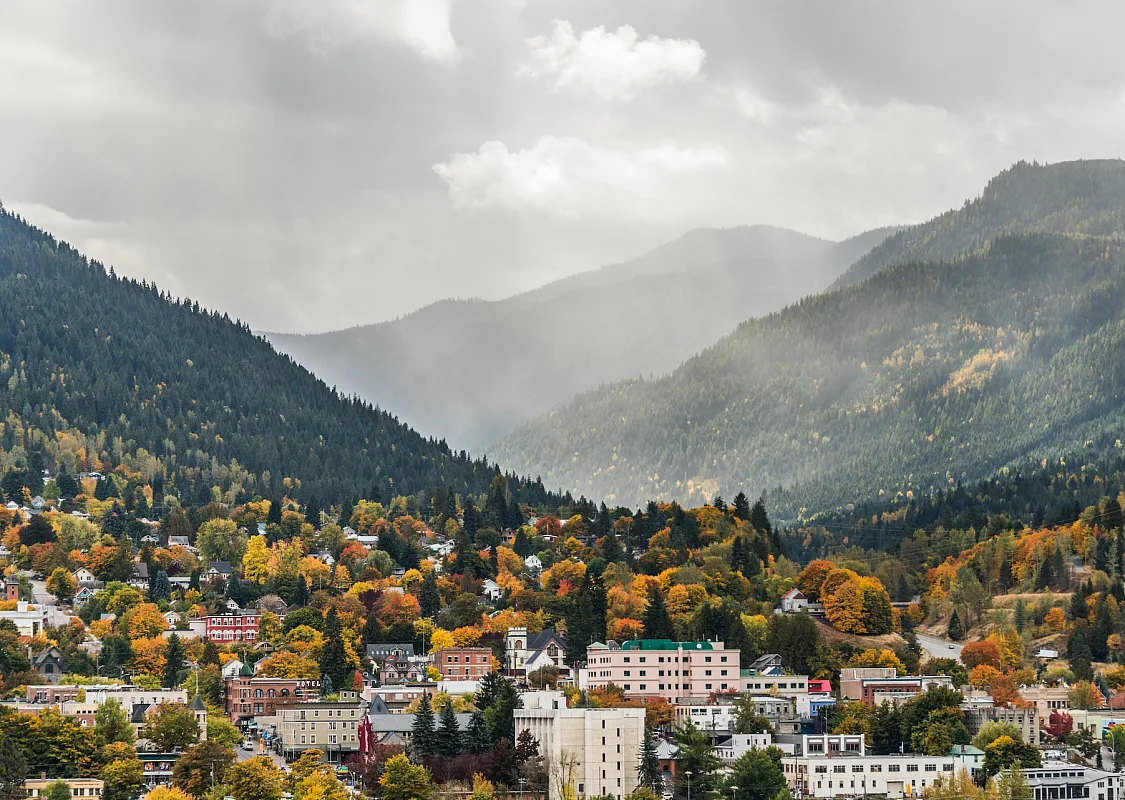 Eine Ansicht von Nelson, British Columbia, im Herbst.