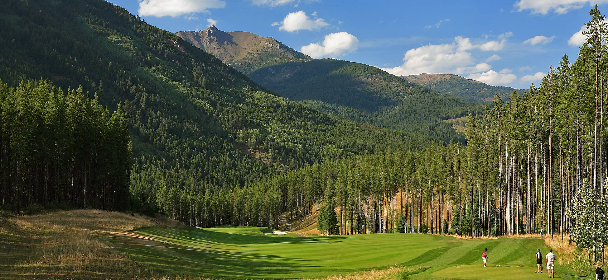 Un campo de golf con una montaña de fondo en la Columbia Británica, Canadá