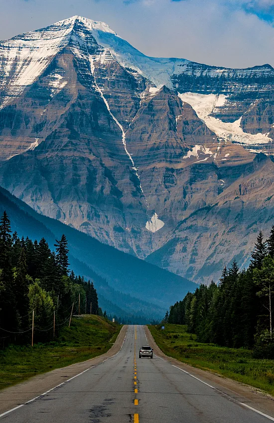 Fotografía tomada al acercarse al monte Robson en la autopista 16 en verano.