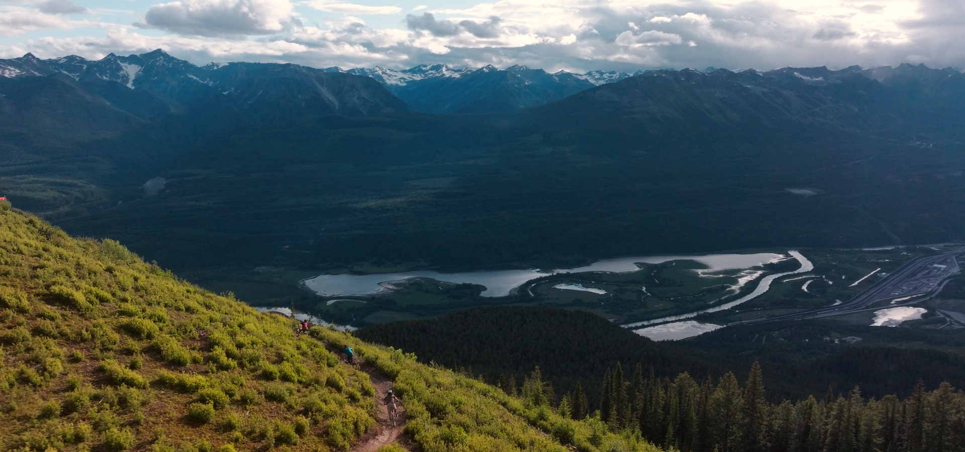 Ein Pfad an der Seite eines Berges in BC, Kanada