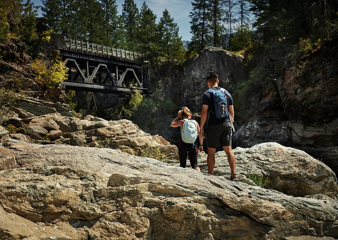 Dos personas haciendo senderismo en Cascade Falls, cerca de Christina Lake