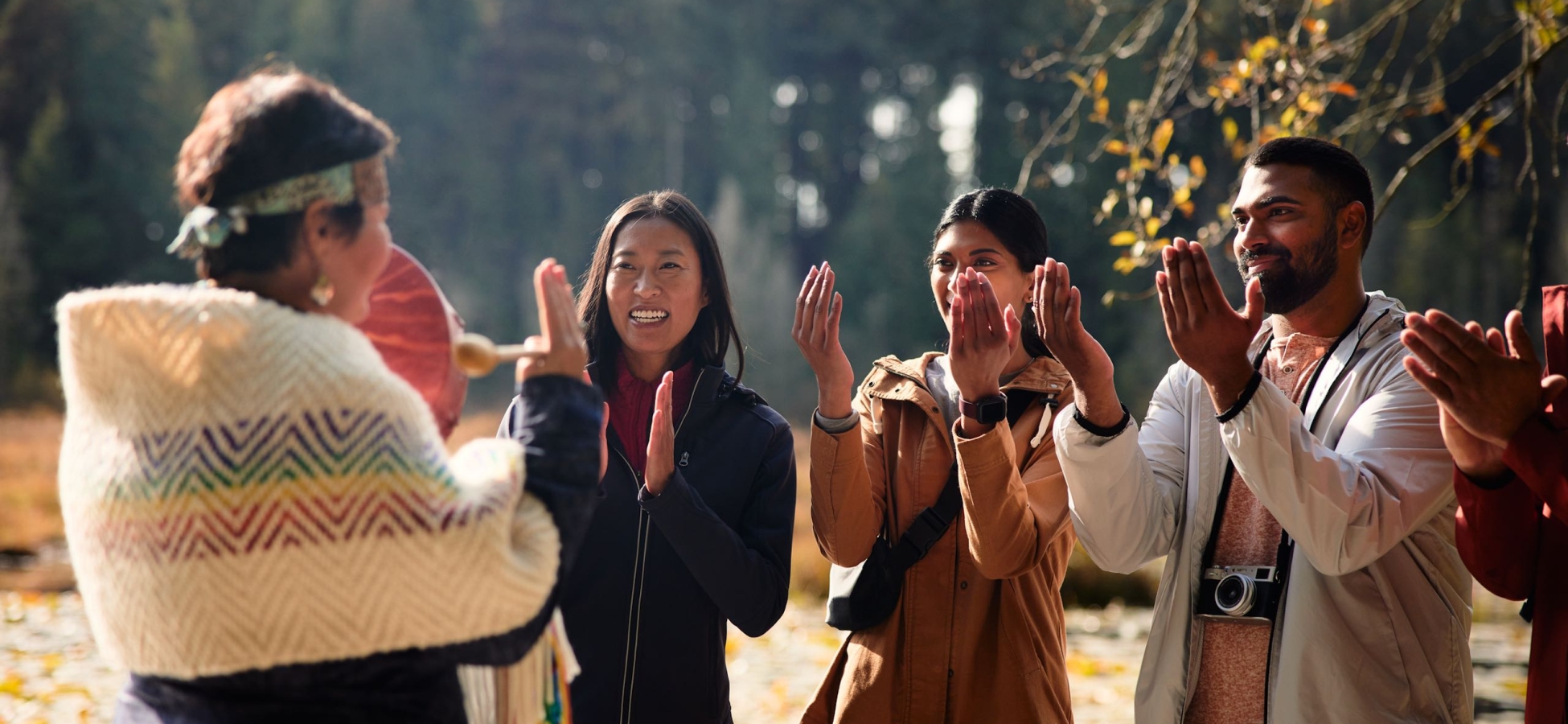 Ein*e indigene*r Reiseführer*in führt eine Wandertour durch den Stanley Park.