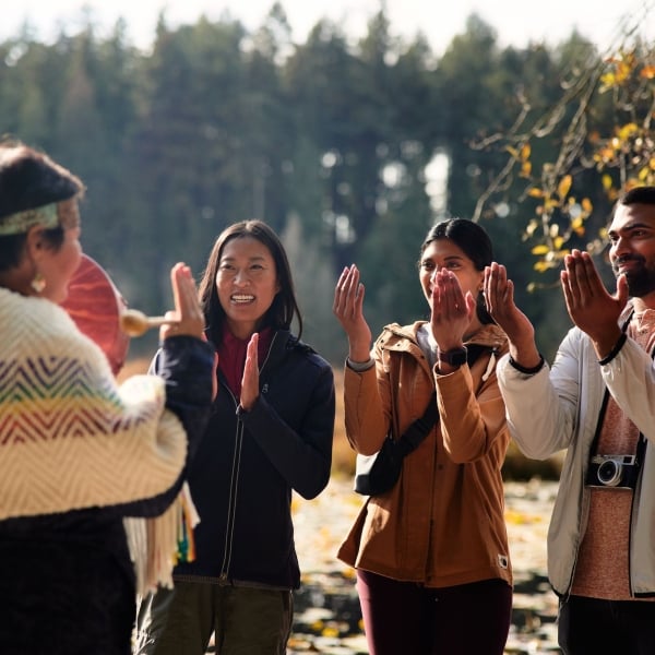 Ein*e indigene*r Reiseführer*in führt eine Wandertour durch den Stanley Park.