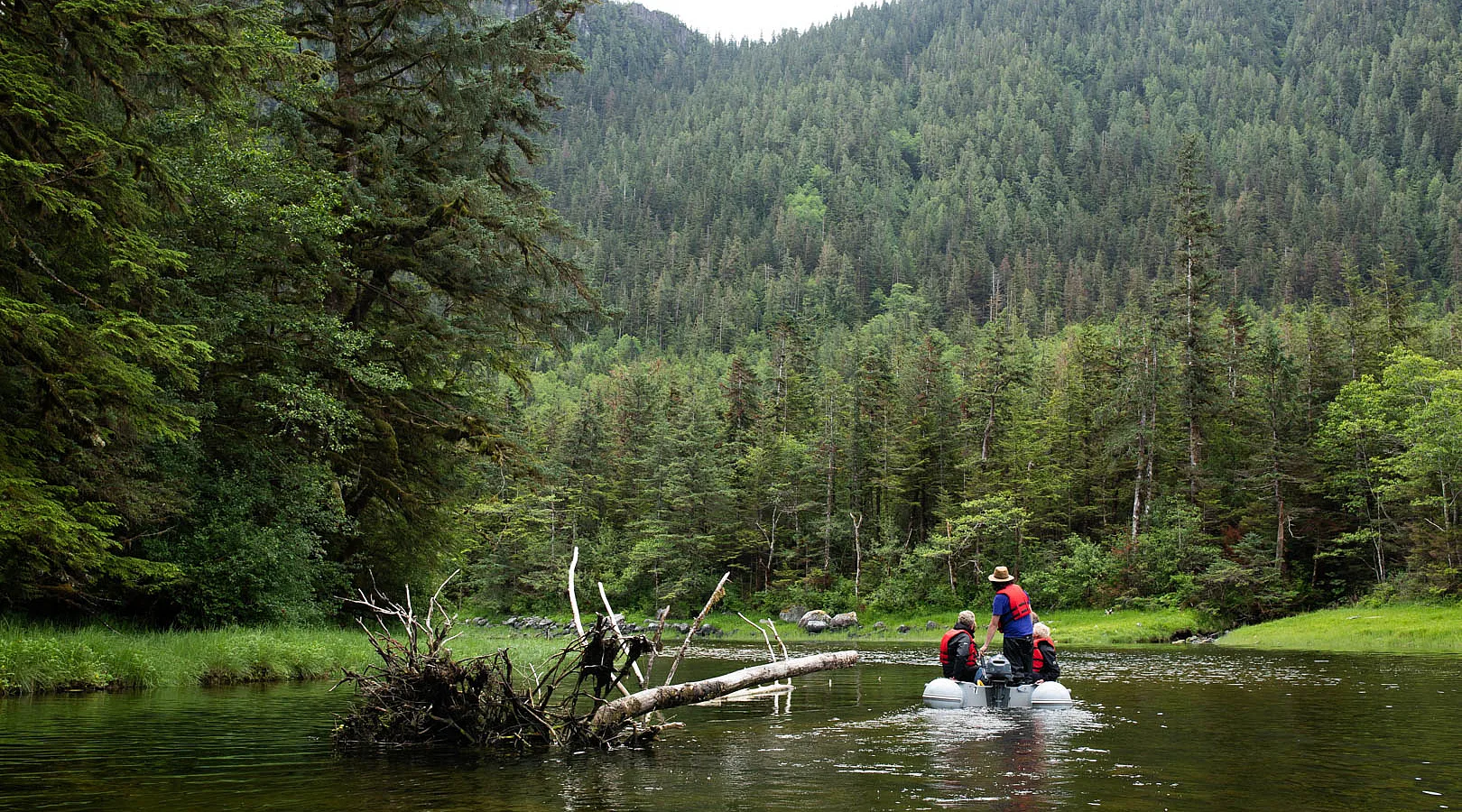 Personas en un bote flotando en un río