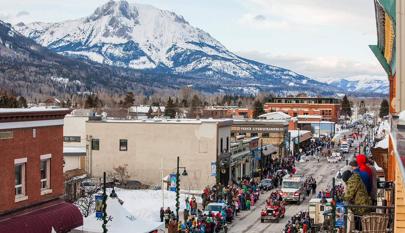 Gente asistiendo al desfile del Griz Days Winter Festival en 2017