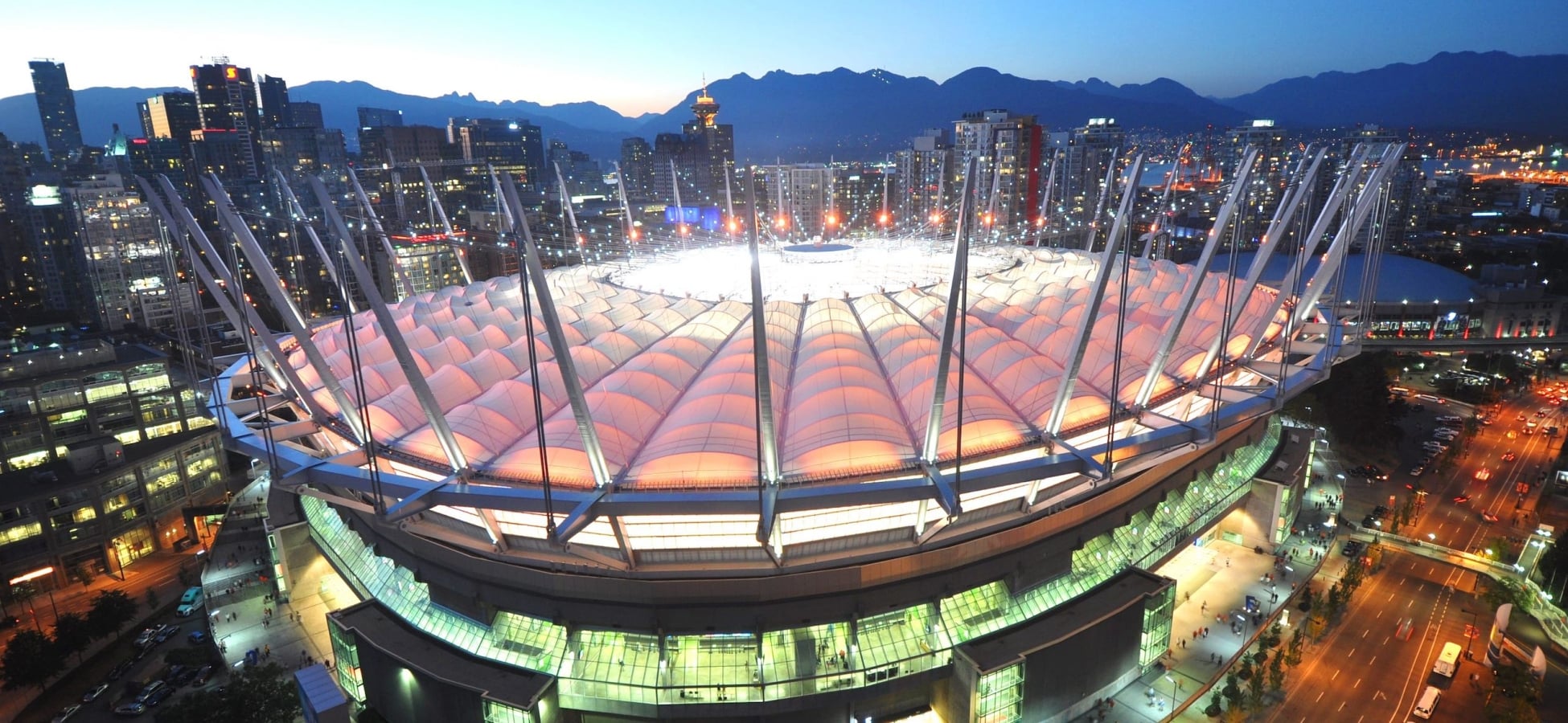 BC Place de noche. Primer plano de la azotea