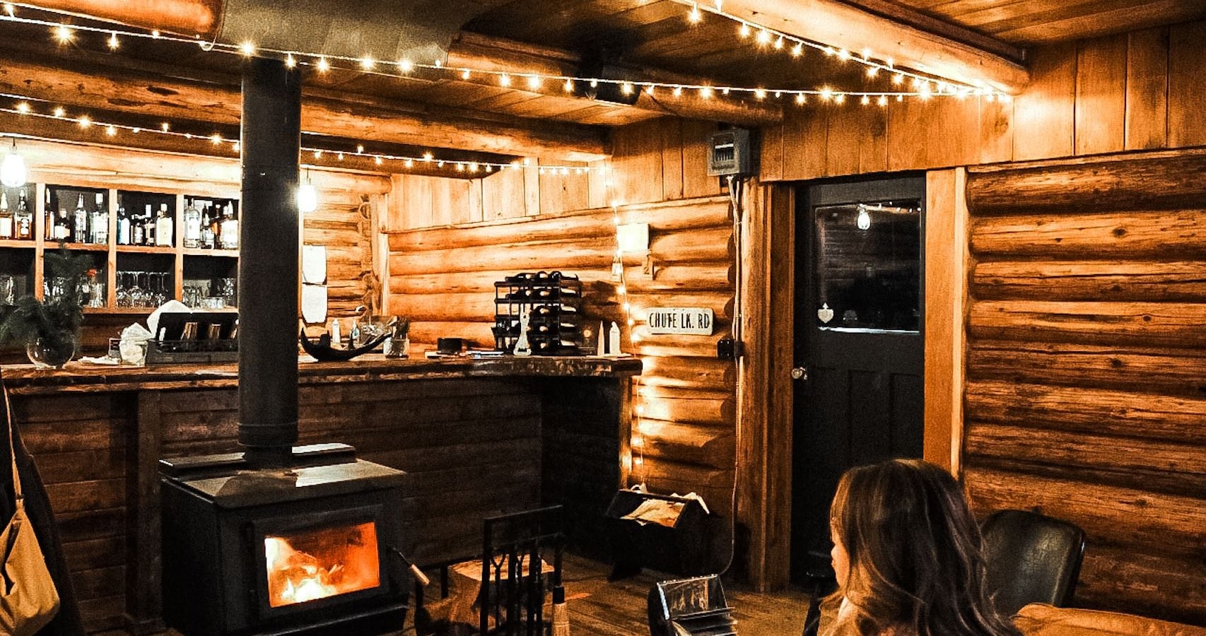 Una mujer pasando una noche en un lodge.