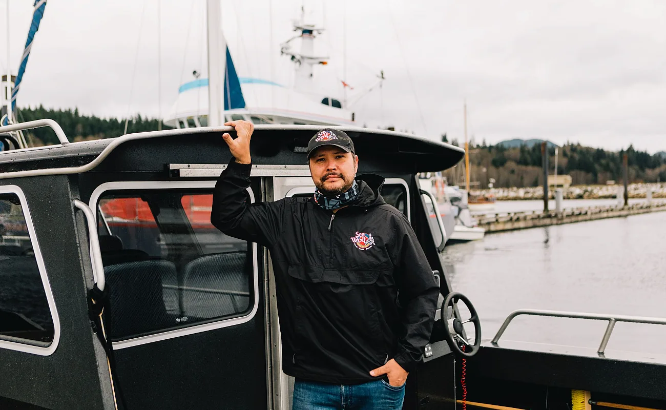 Mike Willie, Inhaber von Sea Wolf Adventures, auf einem Boot