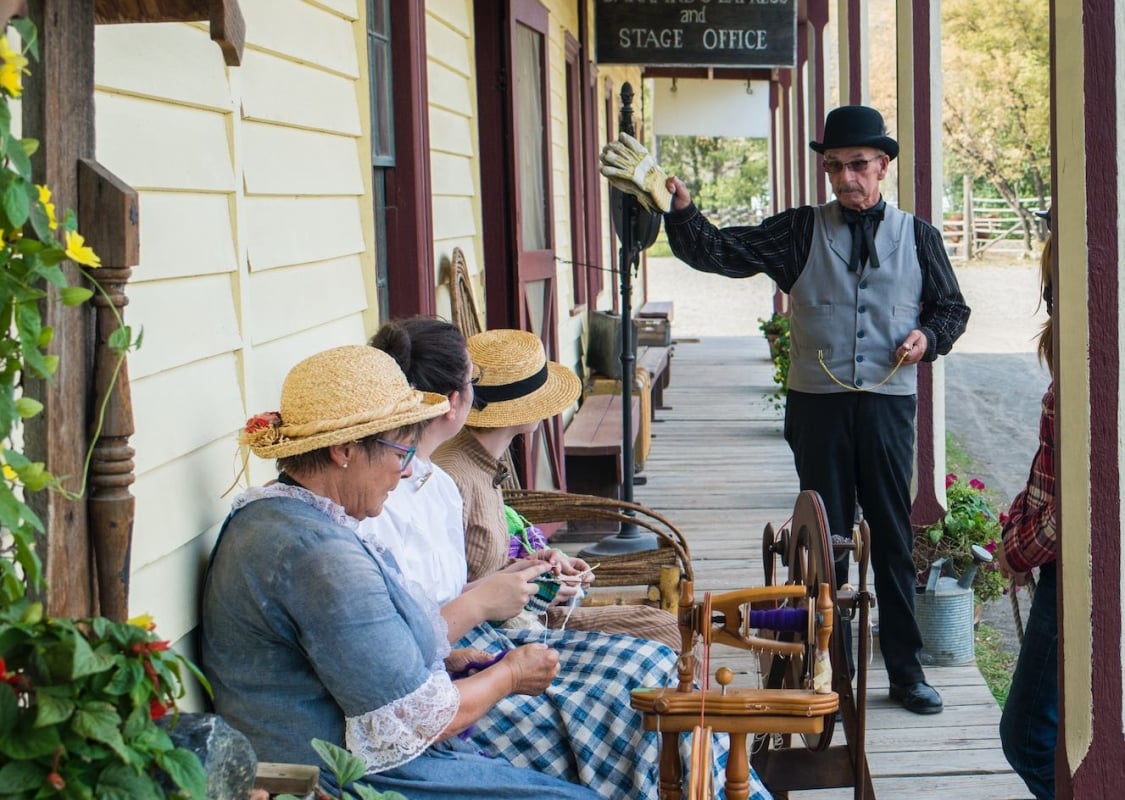 Actores con trajes de época en Hat Creek Ranch