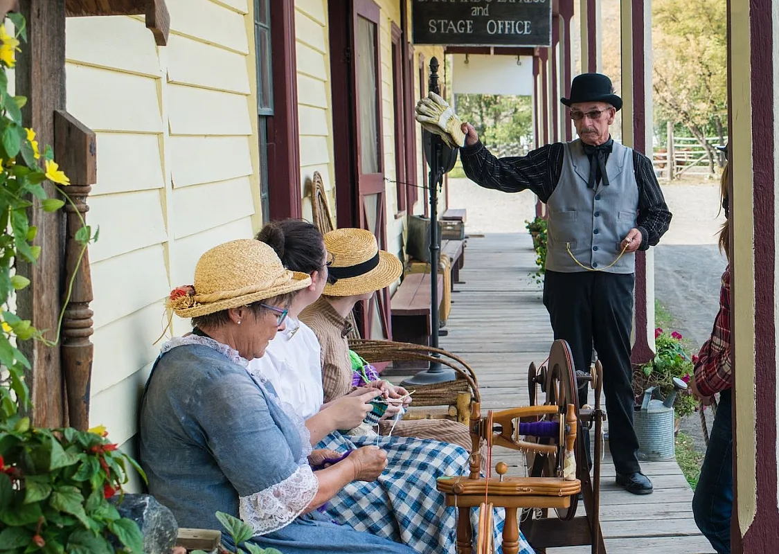 Schauspieler*innen in historischen Kostümen auf der Hat Creek Ranch
