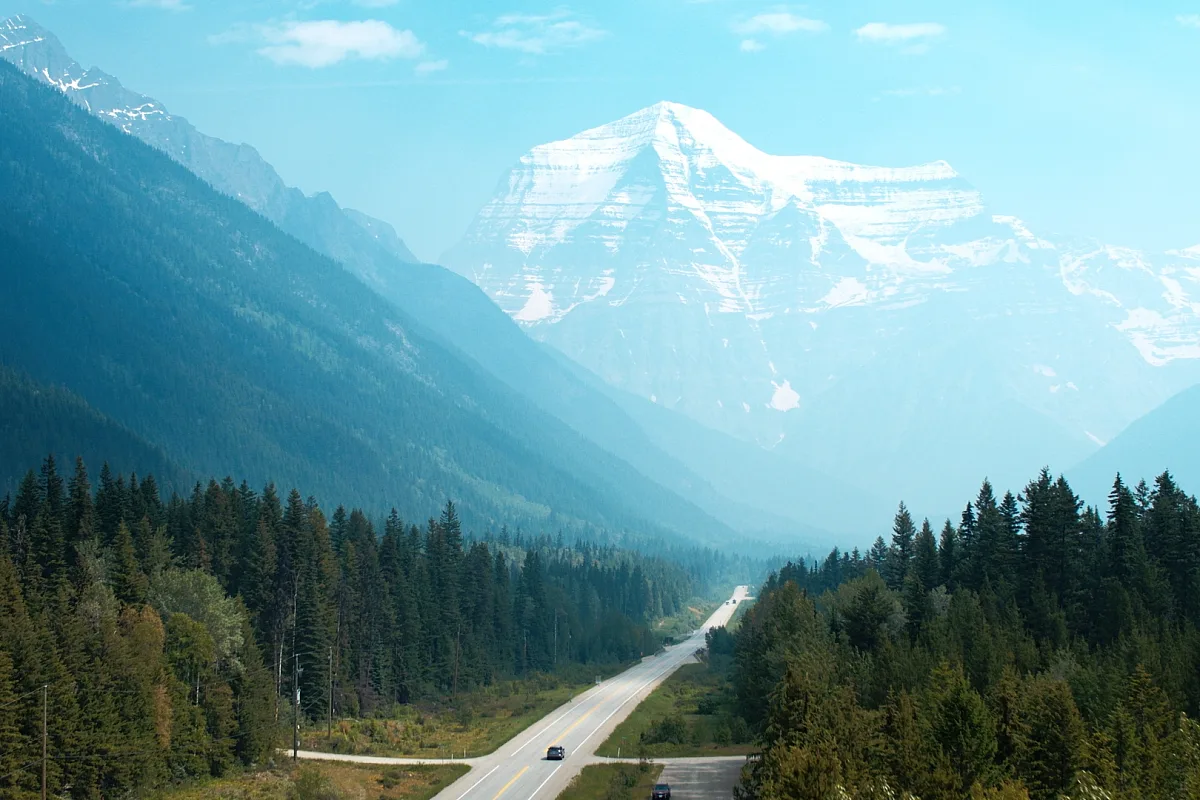 Eine Autobahn auf der Rainforest to Rockies-Route in British Columbia, Kanada