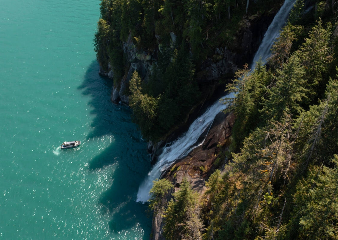 Die Natur bietet ein Spektakel für Gäste des Klahoose Wilderness Resort im Toba Inlet / Klahoose Territory während der Whales &amp; Waterfalls Boat Tour.