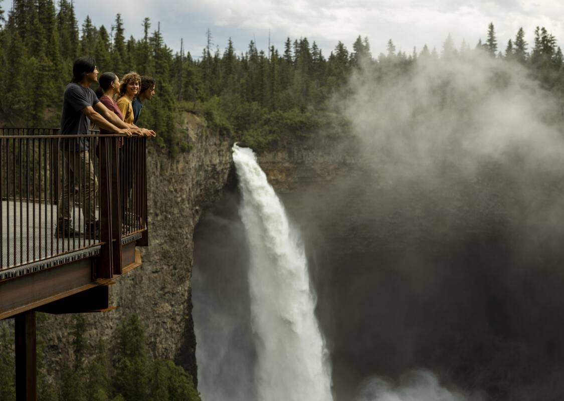 Eine Gruppe Freund*innen genießt die Aussicht auf die Helmcken Falls, Kanadas vierthöchsten Wasserfall, von der Aussichtsplattform im Wells Gray Provincial Park aus, nur einen kurzen Spaziergang vom Parkplatz entfernt.