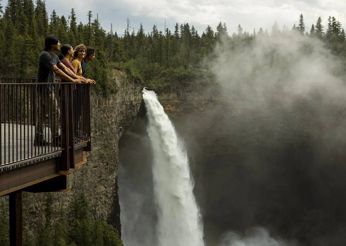 Eine Gruppe Freund*innen genießt die Aussicht auf die Helmcken Falls, Kanadas vierthöchsten Wasserfall, von der Aussichtsplattform im Wells Gray Provincial Park aus, nur einen kurzen Spaziergang vom Parkplatz entfernt.