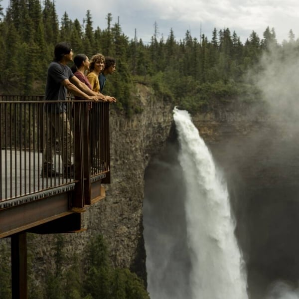 Eine Gruppe Freund*innen genießt die Aussicht auf die Helmcken Falls, Kanadas vierthöchsten Wasserfall, von der Aussichtsplattform im Wells Gray Provincial Park aus, nur einen kurzen Spaziergang vom Parkplatz entfernt.