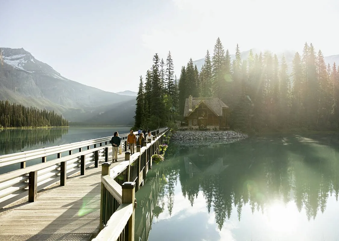 Un grupo de amigos paseando por el paseo marítimo del lago Emerald, en el Parque Nacional de Yoho.