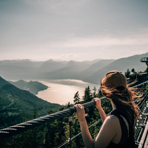 Person, die den Howe Sound von der Sky Pilot Suspension Bridge an der Sea to Sky Gondola in Squamish betrachtet.