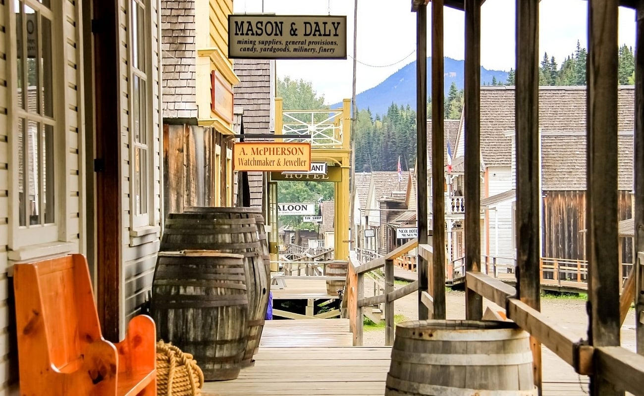 El exterior de la tienda «Mason & Daly General Merchants», situada en Main Street, en el Parque Histórico de Barkerville.