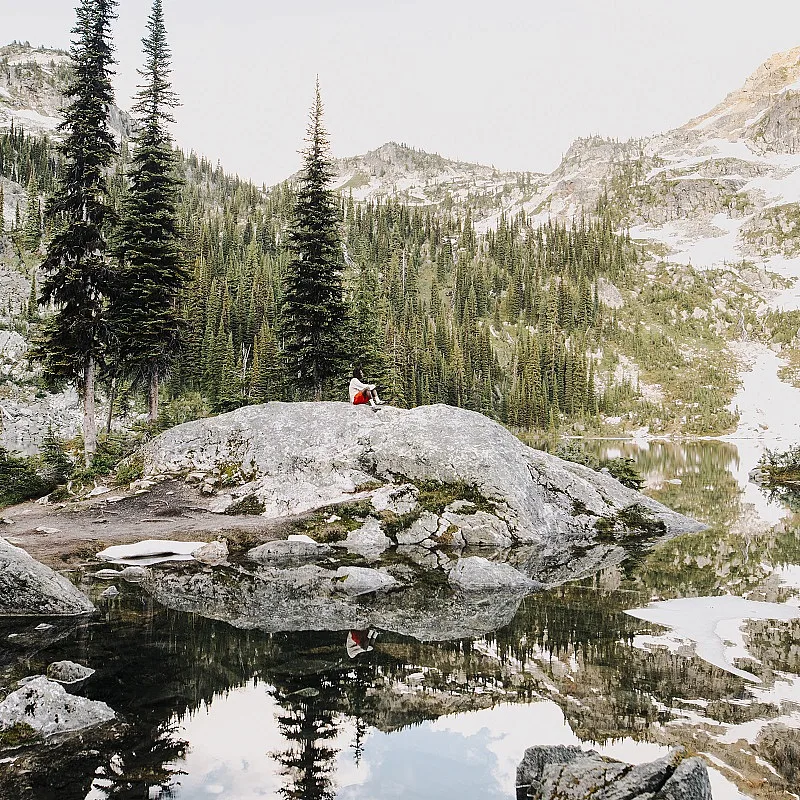 Miller Lake, una caminata saliendo de la Meadow in the Sky Parkway, en el Parque Nacional Mount Revelstoke | Nathan Martin