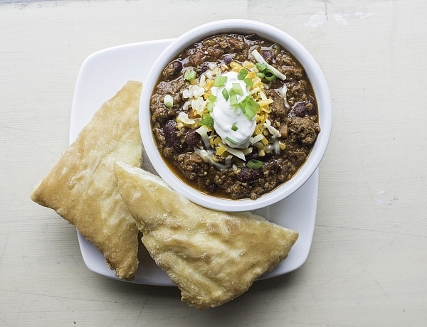 Chili de venado y bannock en el Squamish Lil'wat Cultural Centre