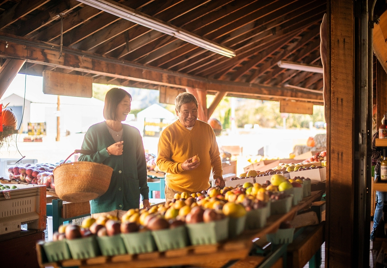 A couple shopping for fresh produce at Bears Market in Keremeos.