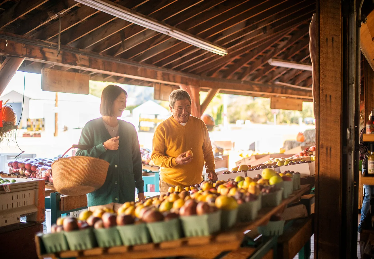 A couple shopping for fresh produce at Bears Market in Keremeos.