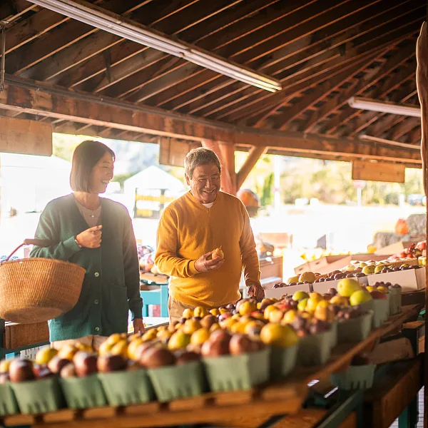 Una pareja comprando productos frescos en Bears Market en Keremeos.