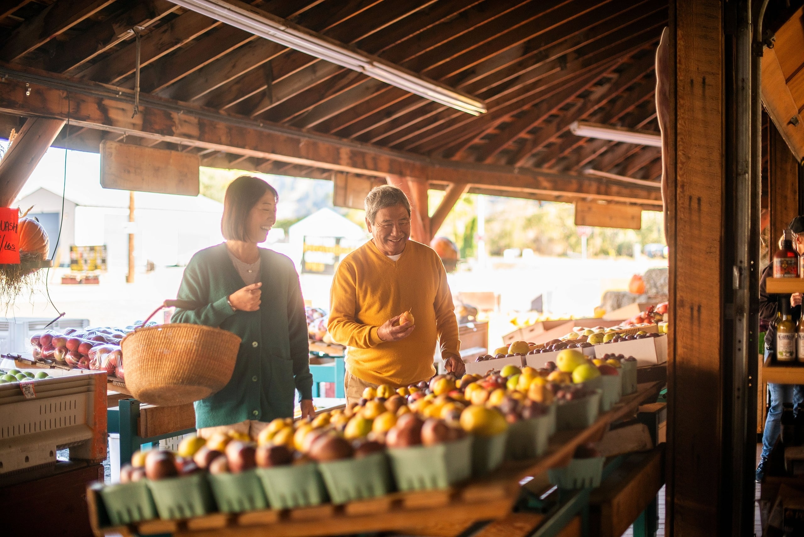 A couple shopping for fresh produce at Bears Market in Keremeos.
