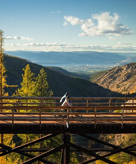 Una pareja andando en bicicleta en Myra Canyon Trestles, parte del Kettle Valley Rail Trail cerca de Kelowna | Ken Hagen