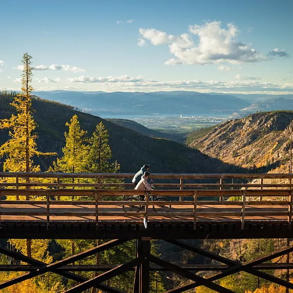 Una pareja andando en bicicleta en Myra Canyon Trestles, parte del Kettle Valley Rail Trail cerca de Kelowna | Ken Hagen