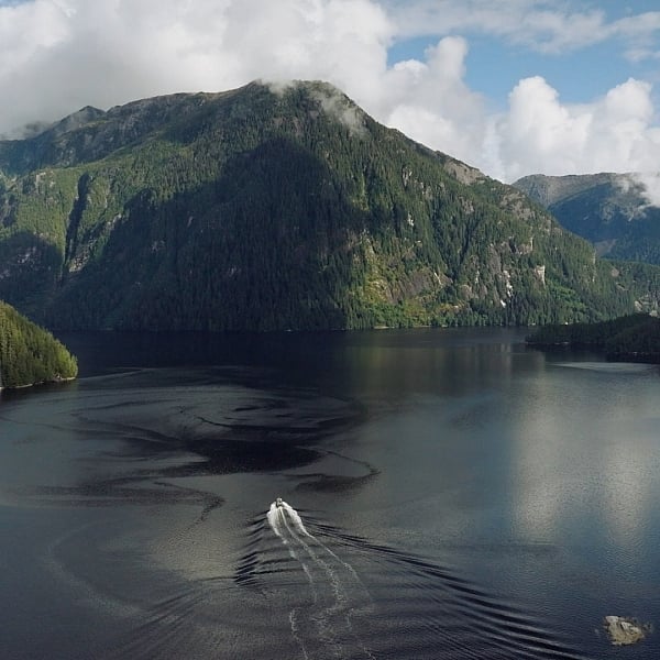 Eine Luftaufnahme des Bootes von YuWala Marine Charters auf einer Tour durch die Fjorde von Bella Bella.