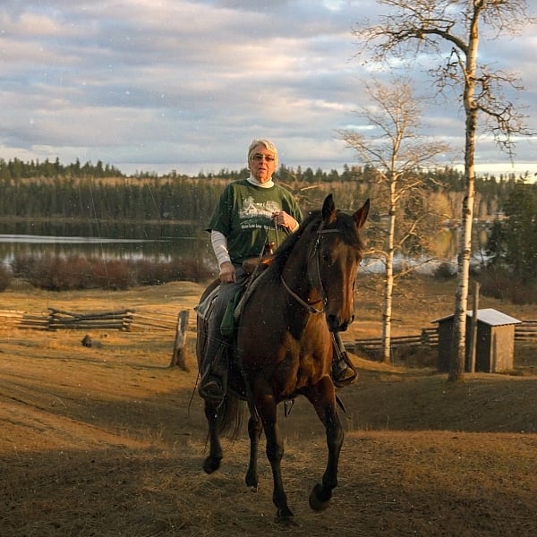una persona montando a caballo al aire libre