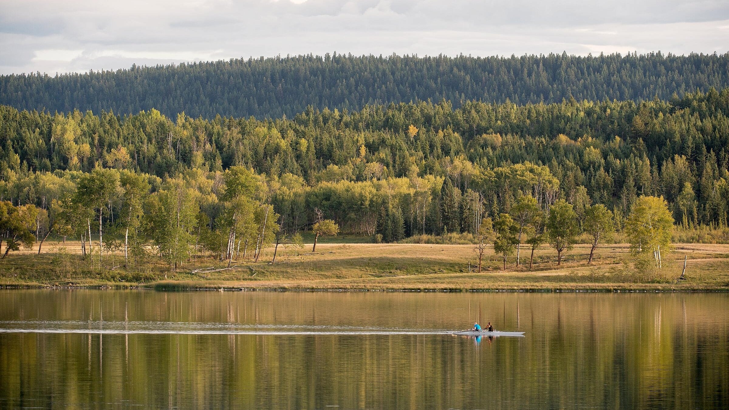 Kajakfahren auf dem Watson Lake in der Nähe der 108 Mile Ranch
