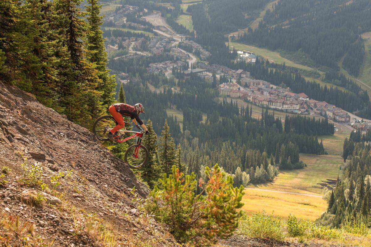 Ein Mountainbiker im Sun Peaks Bike Park.