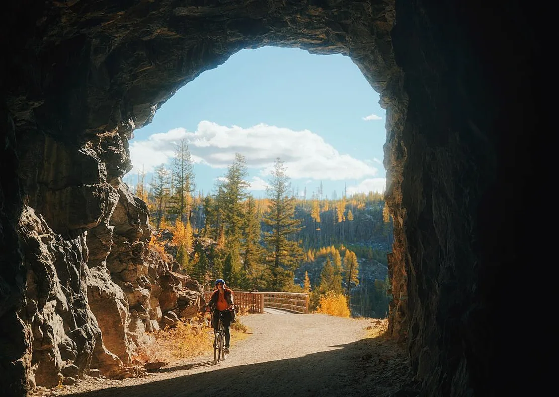 Radfahren auf dem Myra Canyon Trail mit einem Leihfahrrad von Myra Canyon Bicycle Rental