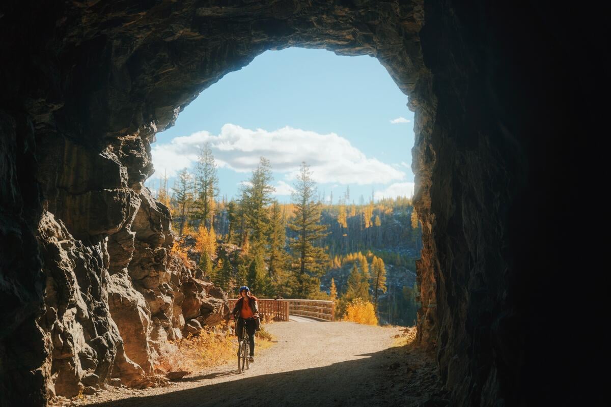 Radfahren auf dem Myra Canyon Trail mit einem Leihfahrrad von Myra Canyon Bicycle Rental