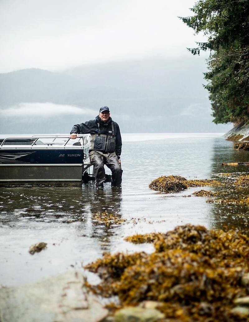 El operador Rob Bryce, de Northern BC Jet Boat Tours, cerca de Kitimat | Turismo del Norte de Columbia Británica/Abby Cooper