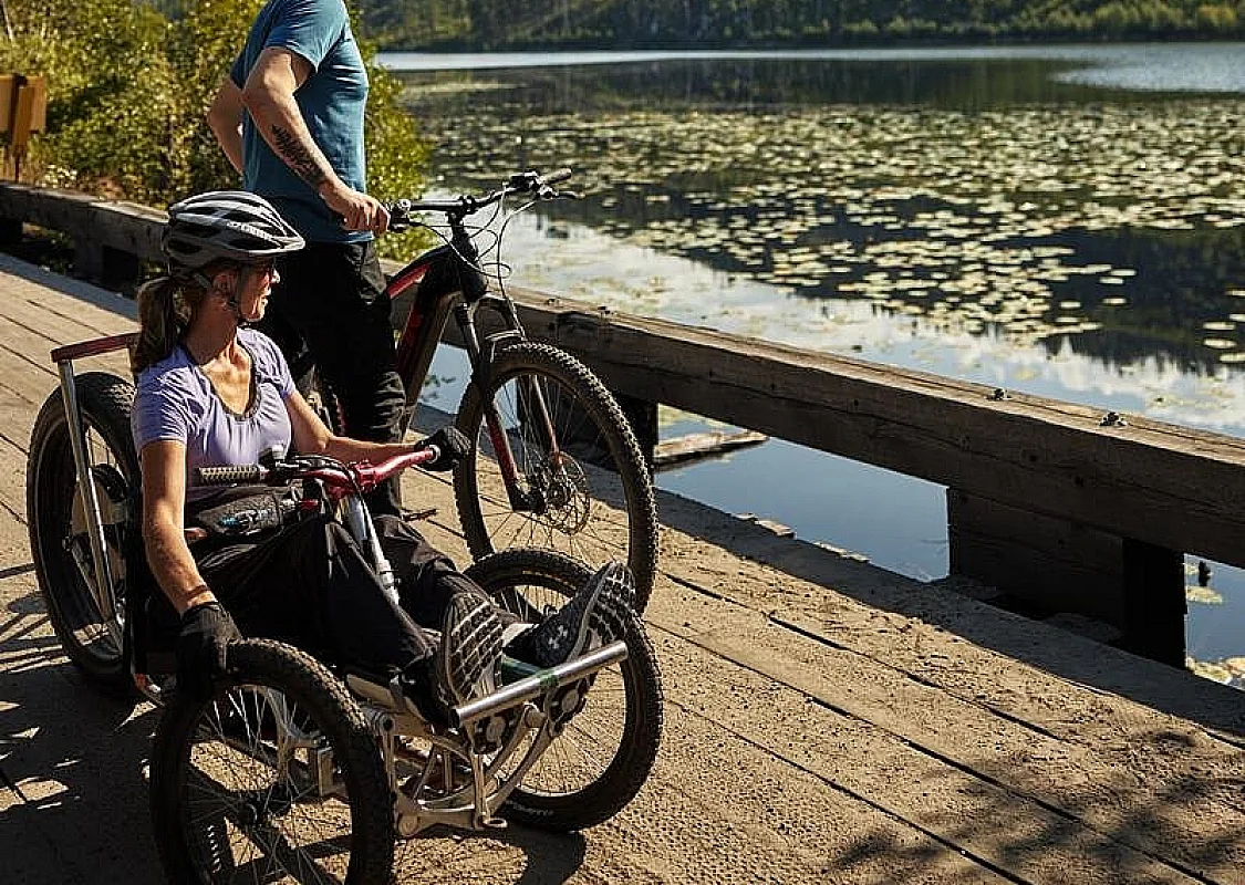 Eine Familie radelt auf den barrierefreien Wegen des Kettle Valley Trail in der Nähe des Chute Lake