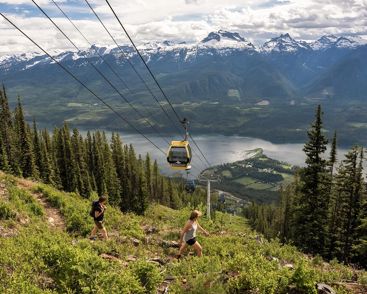 Senderismo en Revelstoke Mountain Resort.